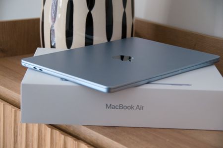 MacBook Air M4 — Featherweight. Heavyweight power.